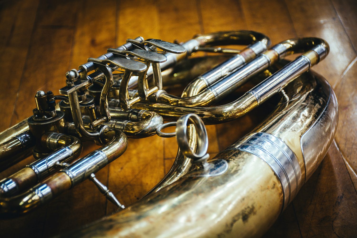 Nahaufnahme eines Tenorhorns mit Ventilen und Schalltrichter